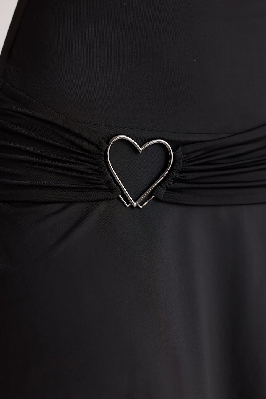 mini-jurk met hartjesdetail en watervalhals in zwart