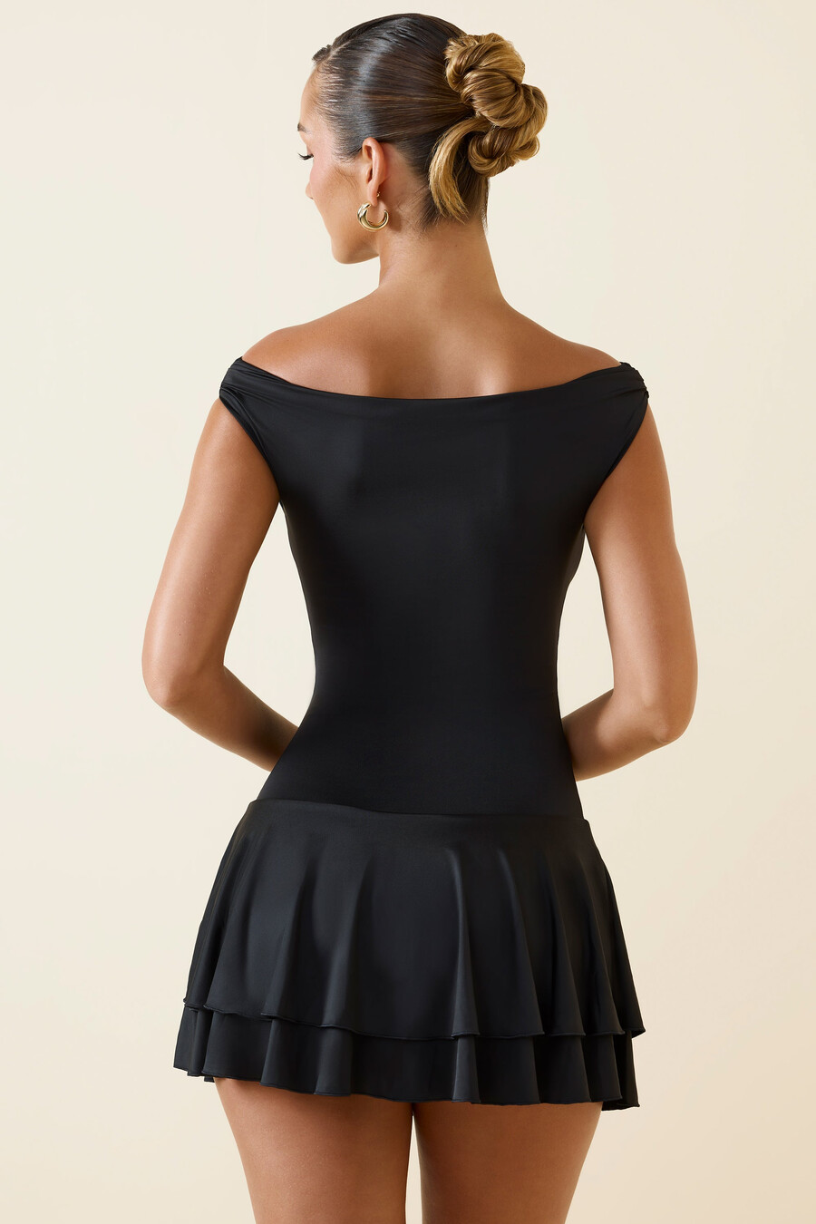 off-shoulder mini-jurk met ruches in zwart