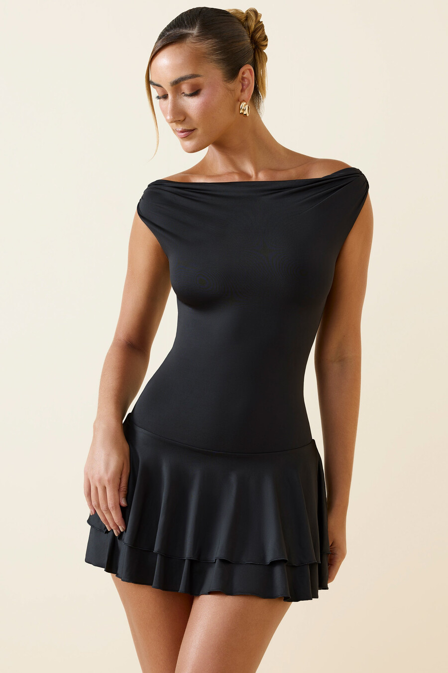 off-shoulder mini-jurk met ruches in zwart