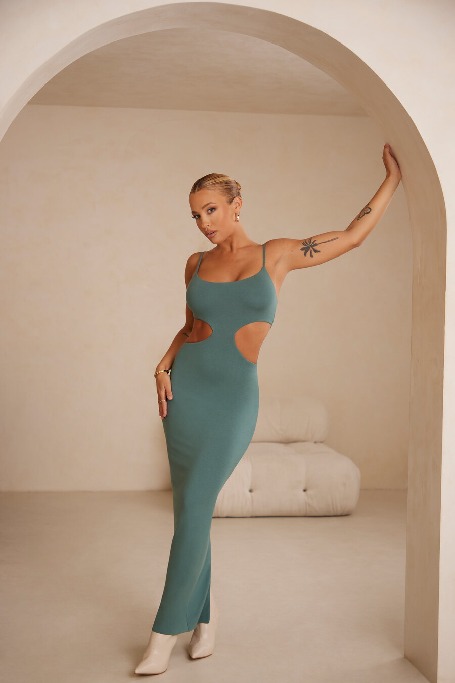 maxi-jurk met uitsnijdingen in turquoise