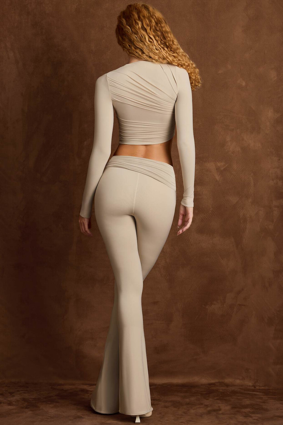 asymmetrische gedrapeerde broek met middelhoge taille en uitlopende pijpen in lichtgrijs