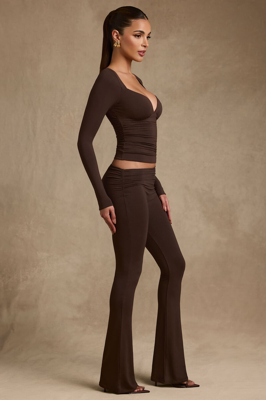 modal broek met asymmetrische taille en wijde pijpen in chocoladebruin.