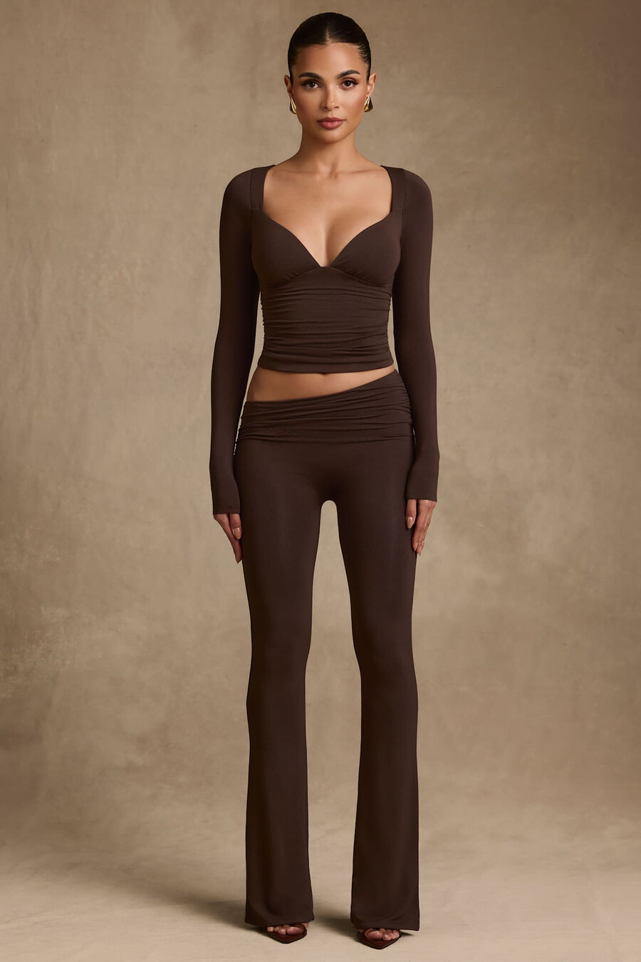 modal broek met asymmetrische taille en wijde pijpen in chocoladebruin.