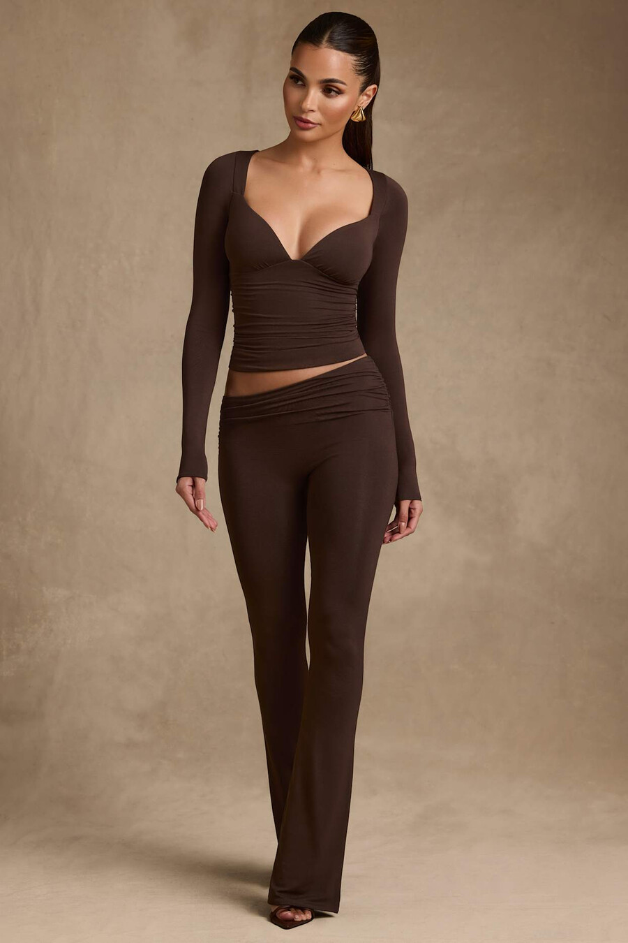 modal broek met asymmetrische taille en wijde pijpen in chocoladebruin.