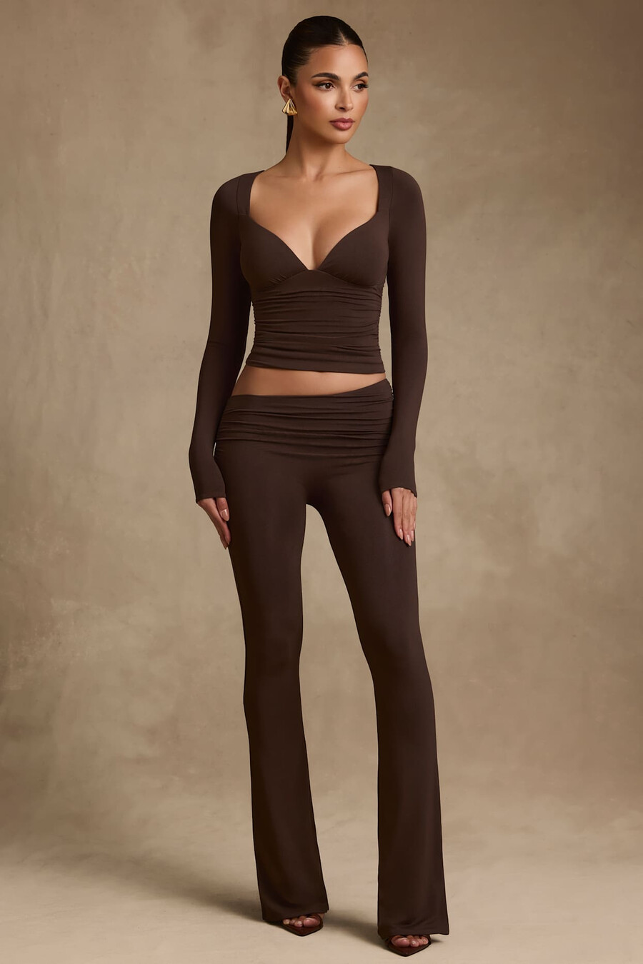 modal broek met asymmetrische taille en wijde pijpen in chocoladebruin.