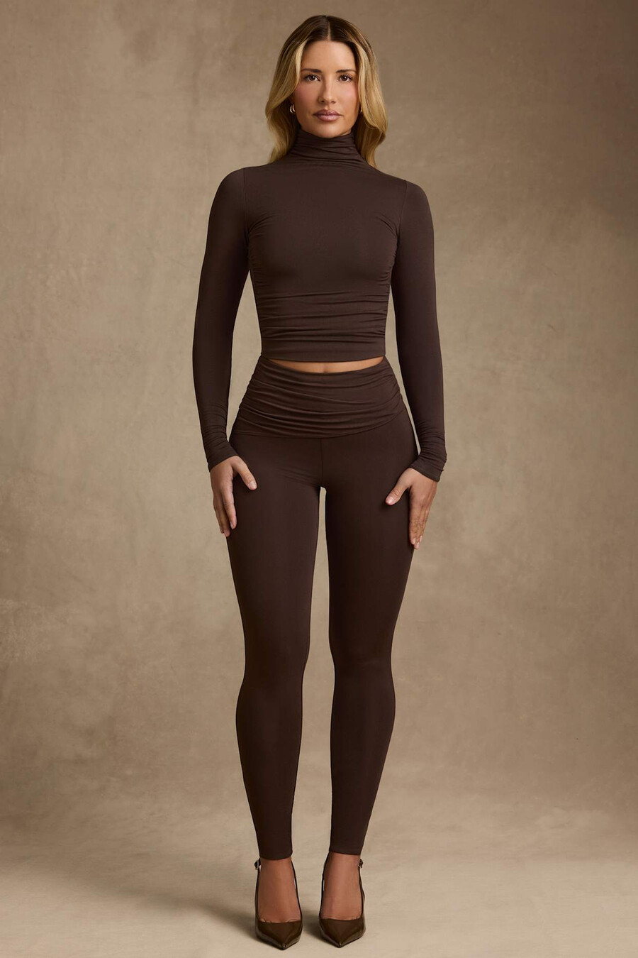 modal legging met plooien en middelhoge taille in chocoladebruin.