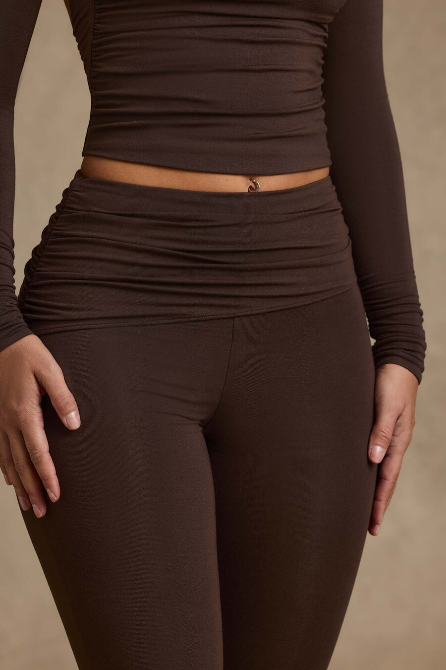modal legging met plooien en middelhoge taille in chocoladebruin.