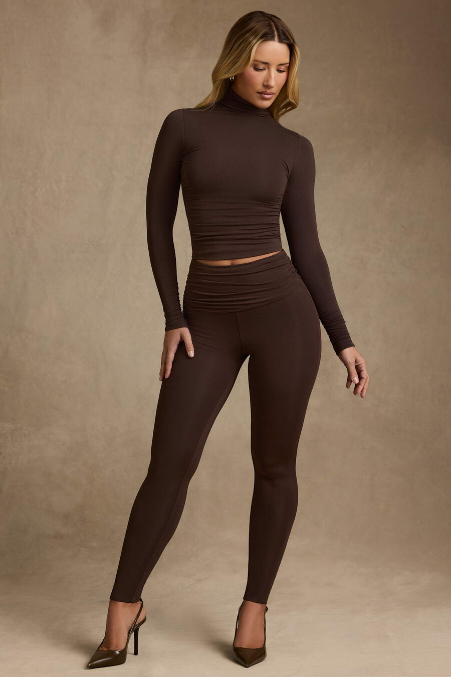modal legging met plooien en middelhoge taille in chocoladebruin.