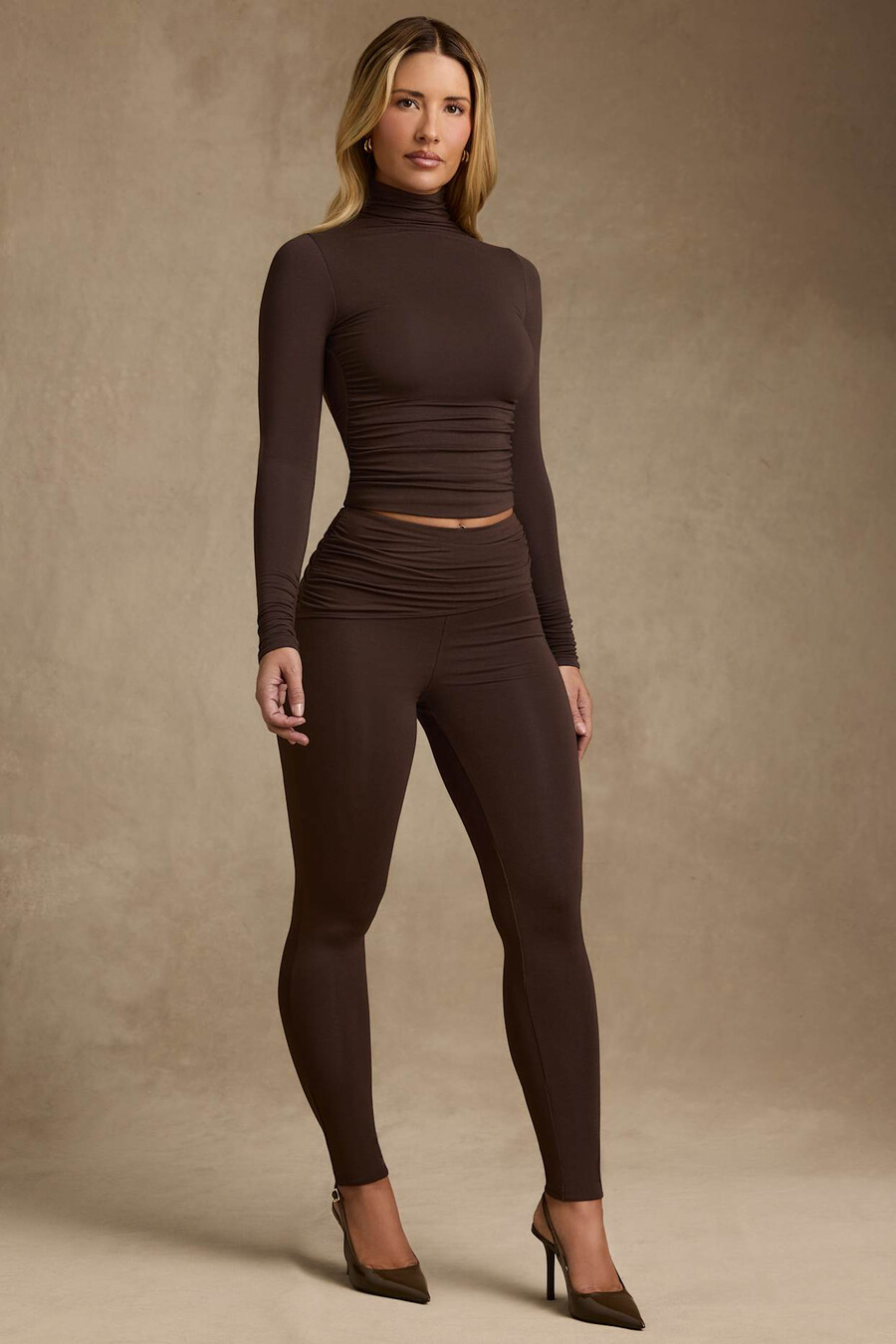 modal legging met plooien en middelhoge taille in chocoladebruin.