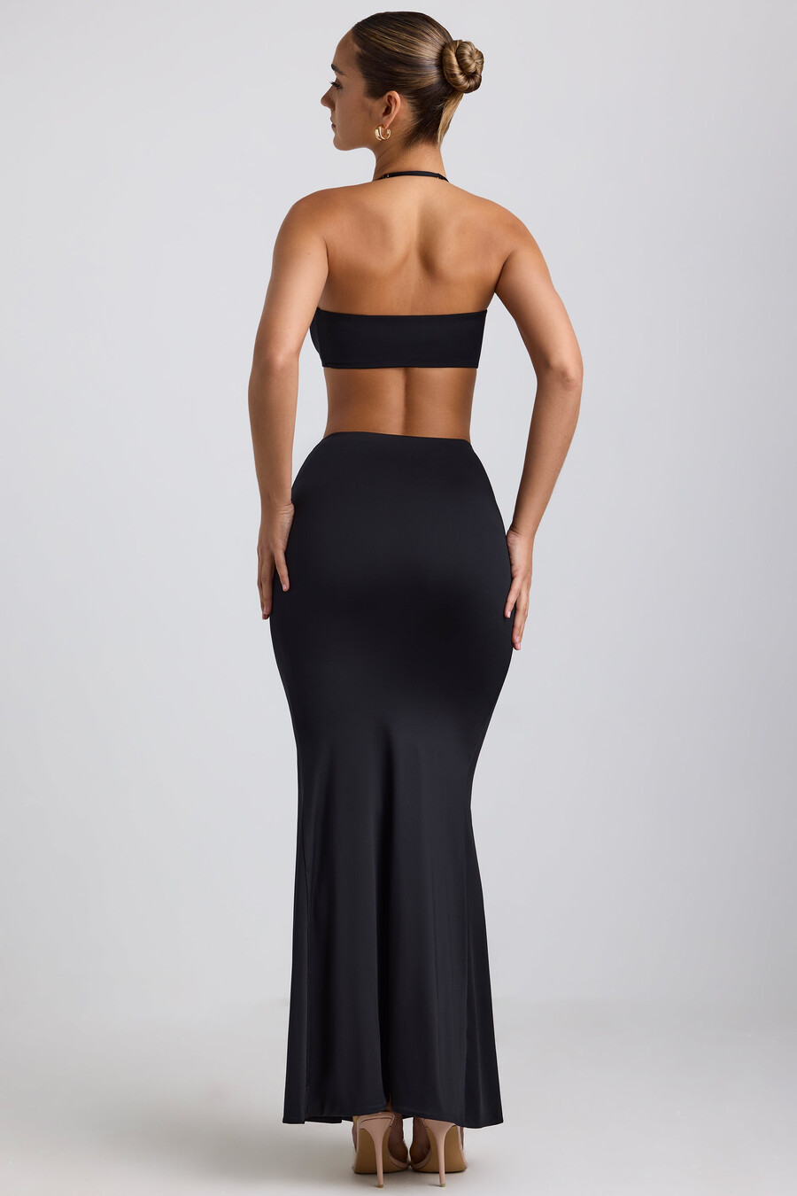 soepelvallende maxi-rok van jersey met metalen details in zwart.