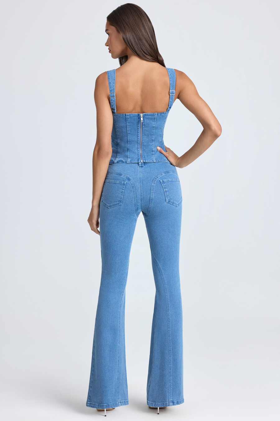 mid-rise flared jeans in middenblauwe stonewash