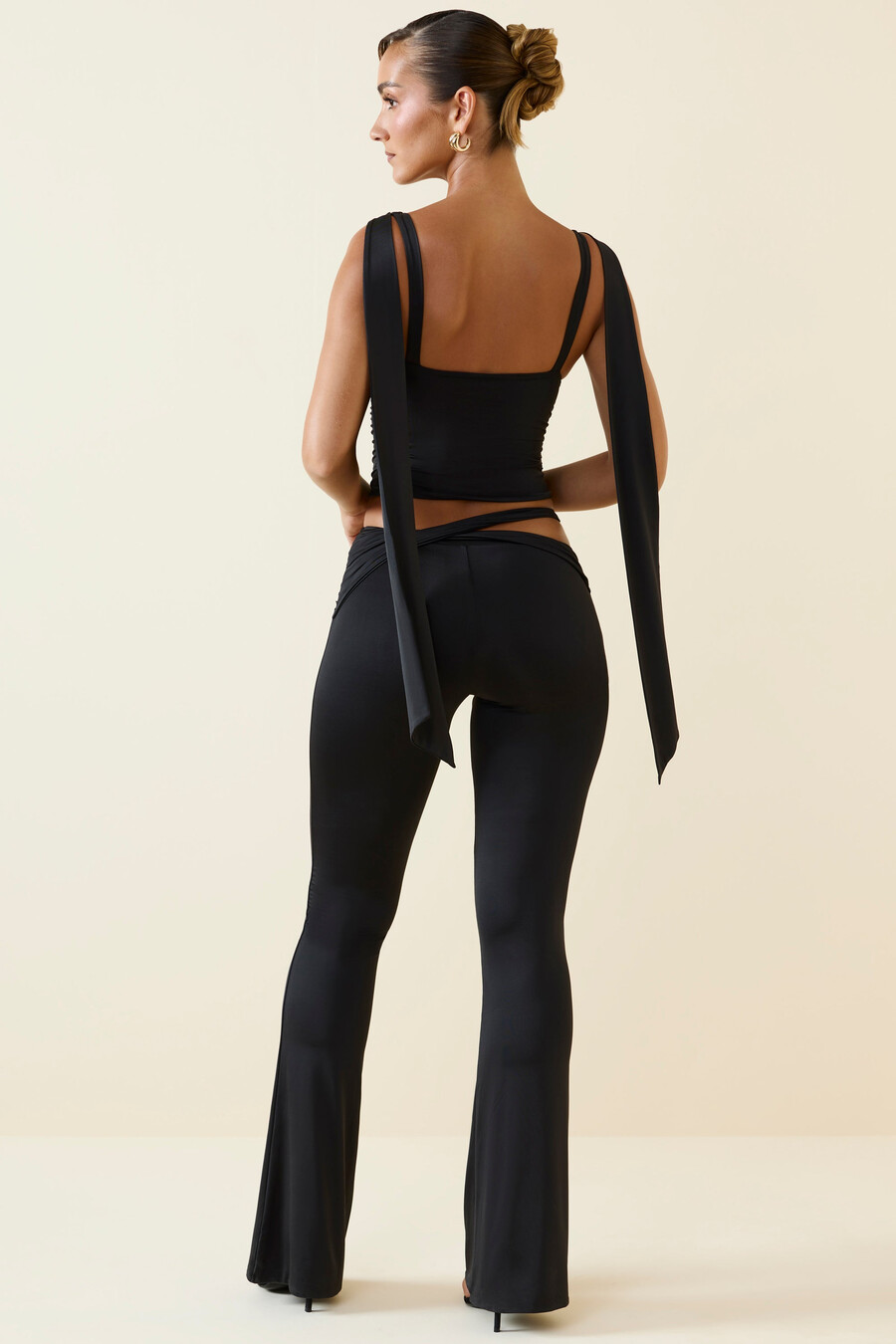 petite broek met uitgesneden details middelhoge taille en wijde pijpen in zwart