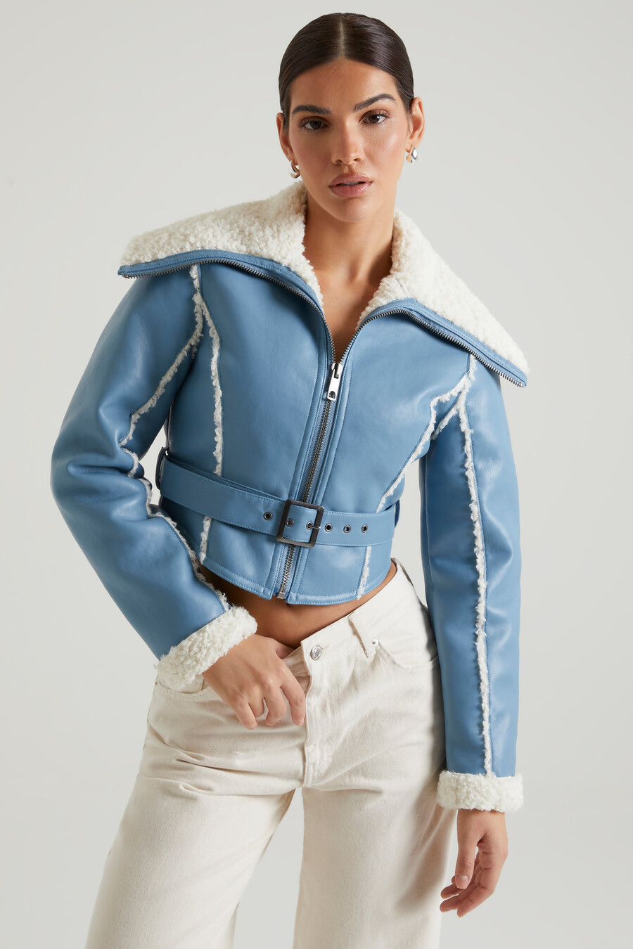 jas met kraag en afwerking van schapenvacht in blauw.