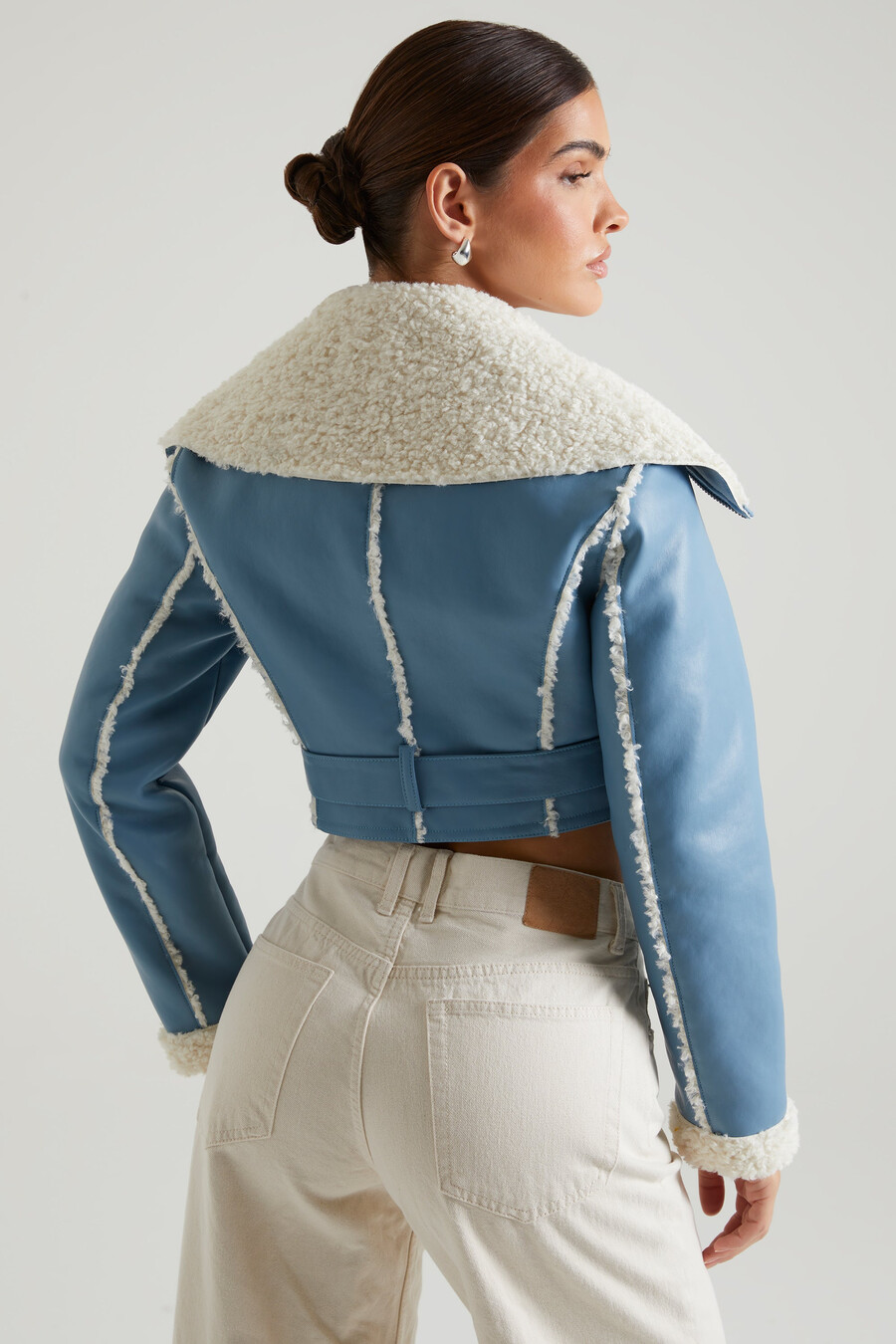jas met kraag en afwerking van schapenvacht in blauw.