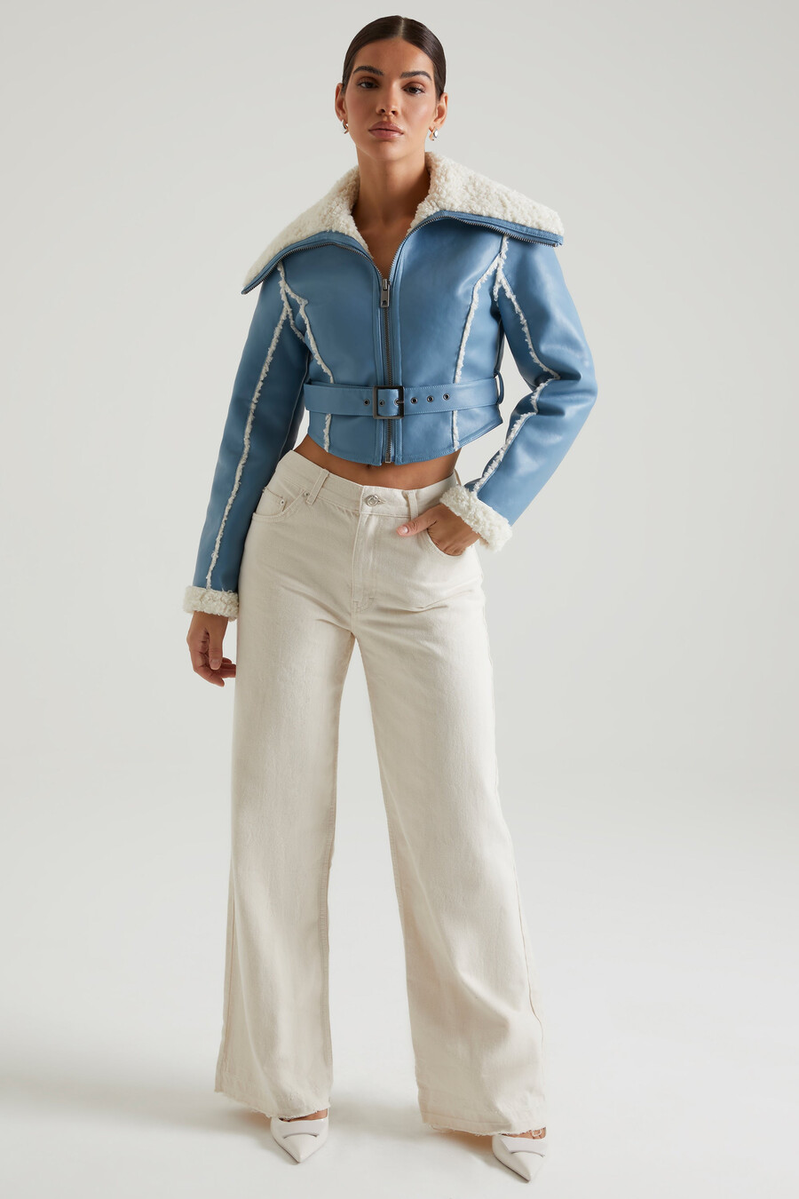 jas met kraag en afwerking van schapenvacht in blauw.