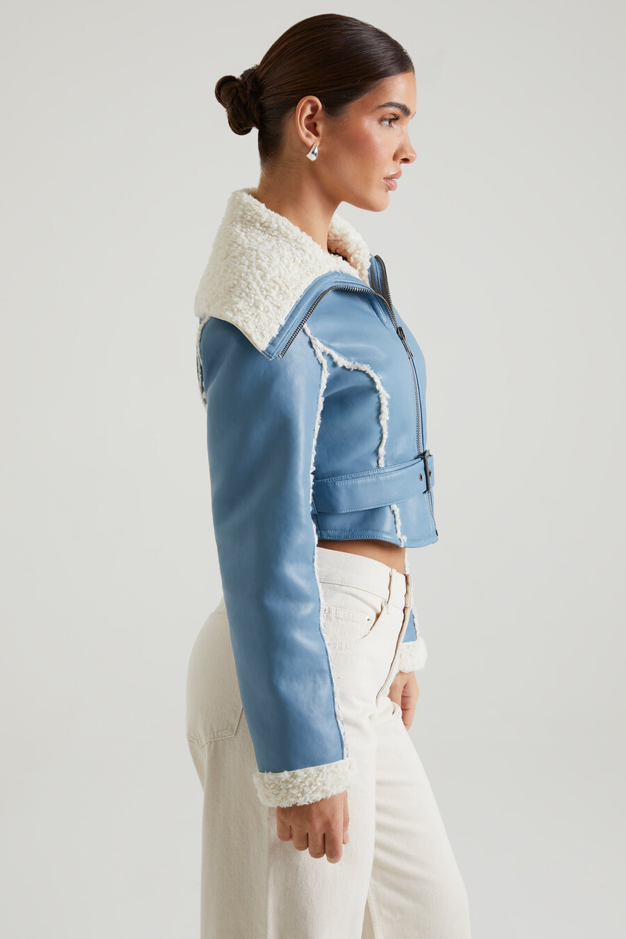 jas met kraag en afwerking van schapenvacht in blauw.