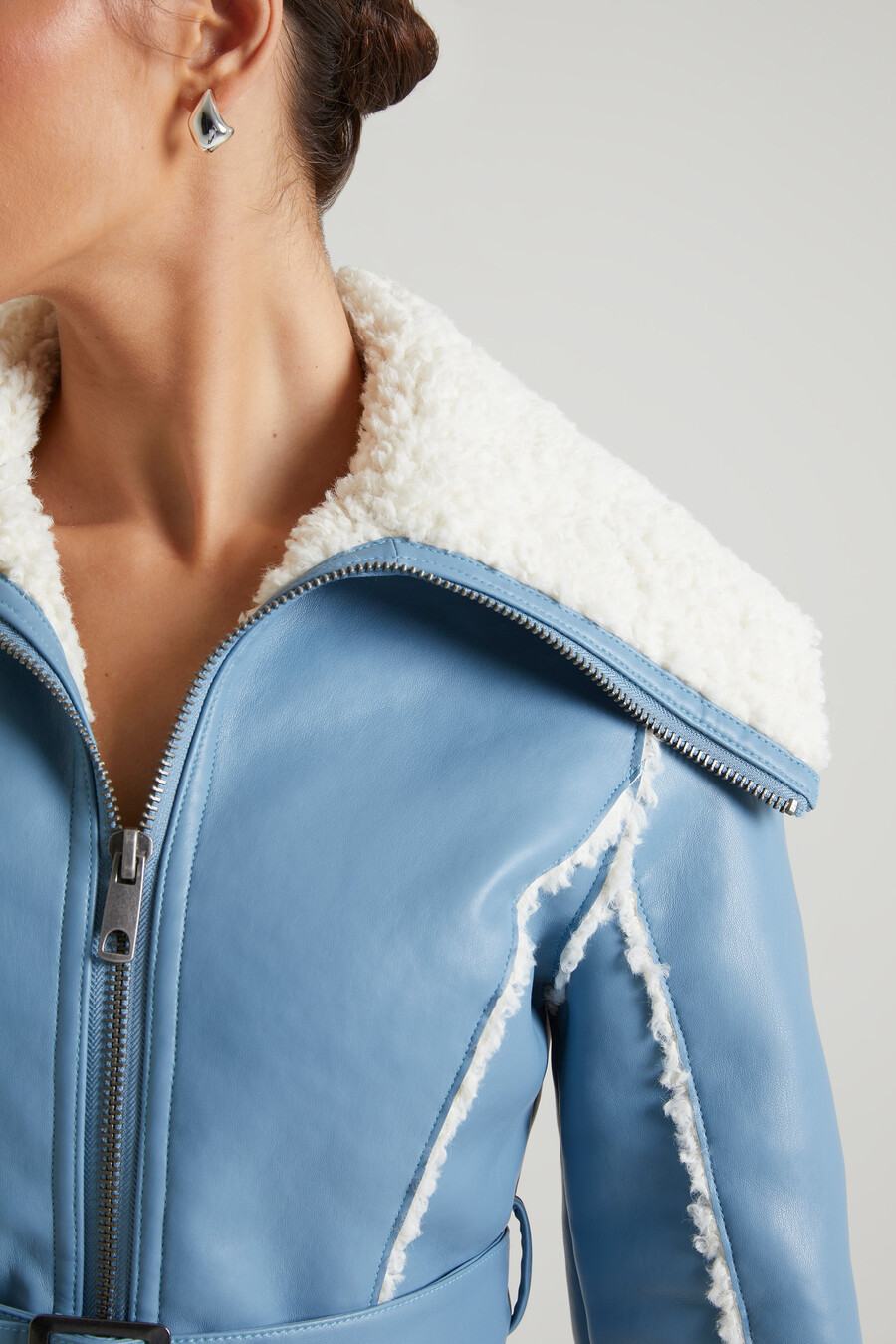jas met kraag en afwerking van schapenvacht in blauw.