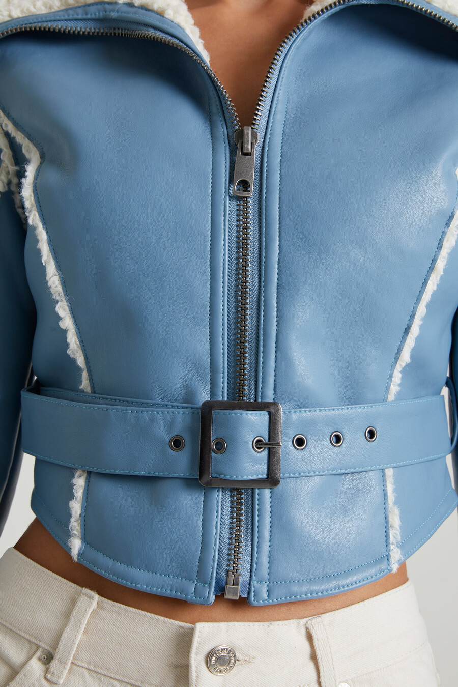 jas met kraag en afwerking van schapenvacht in blauw.