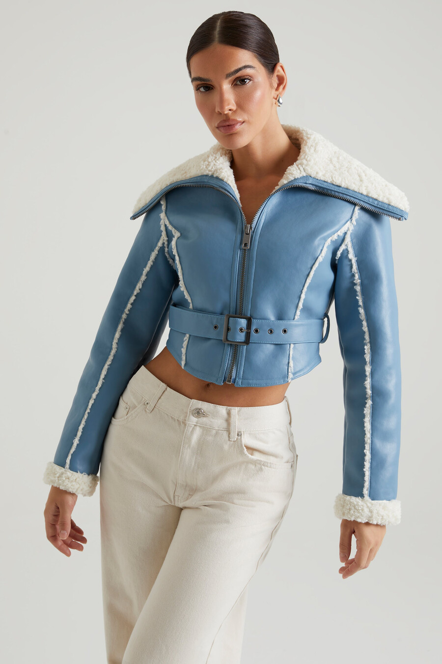 jas met kraag en afwerking van schapenvacht in blauw.