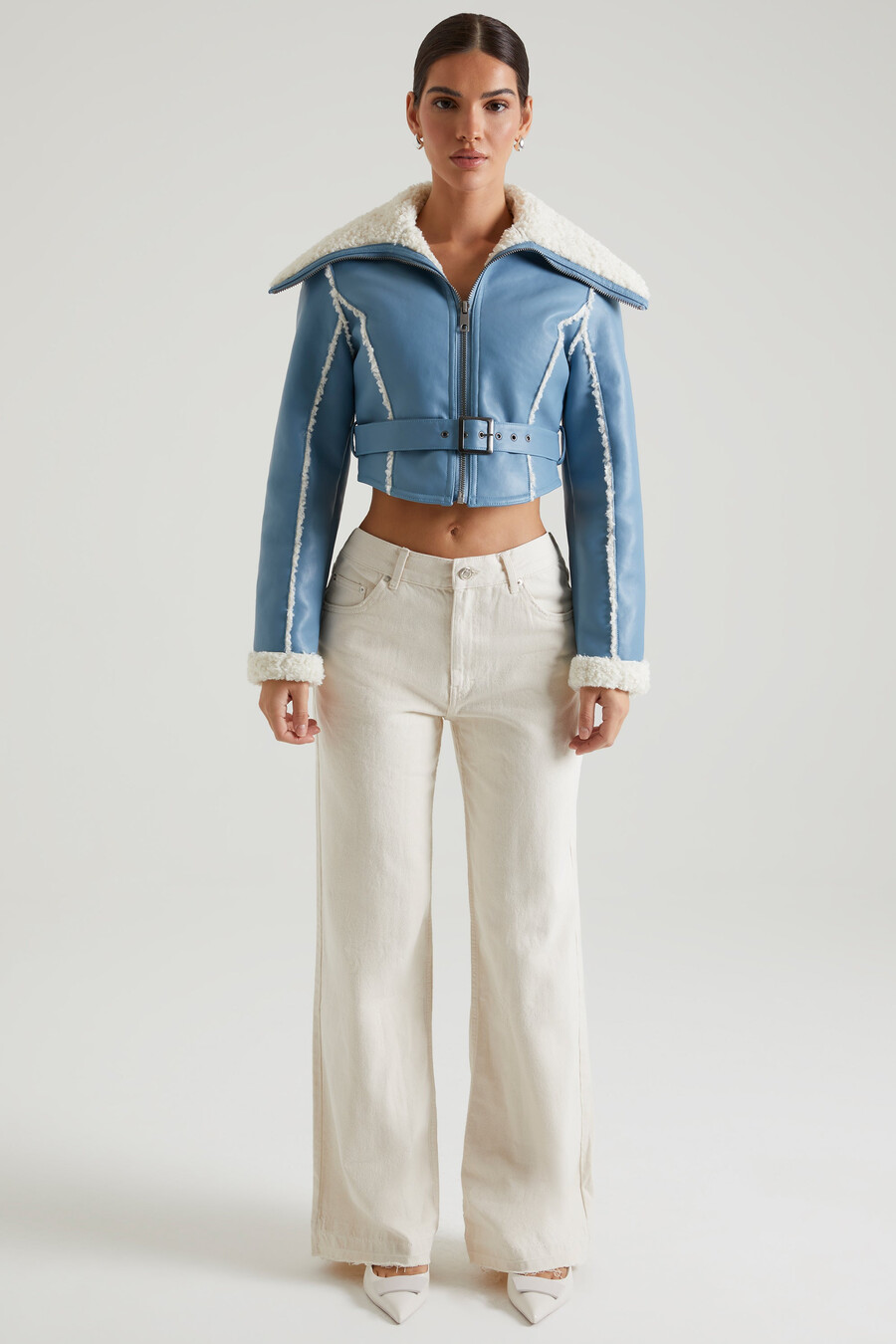 jas met kraag en afwerking van schapenvacht in blauw.
