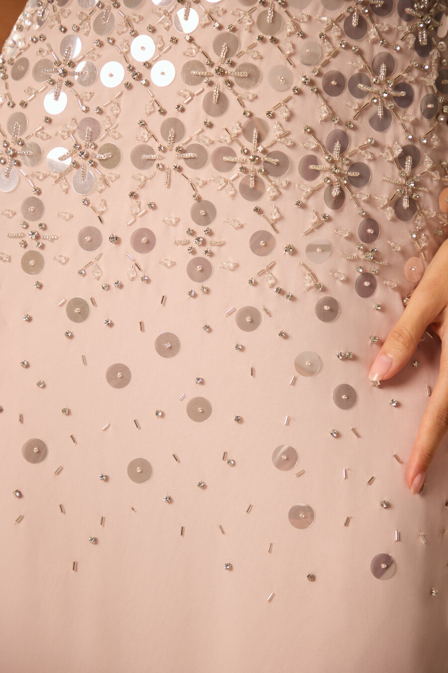 handgemaakte maxi-jurk met bandeau-design in blushroze.