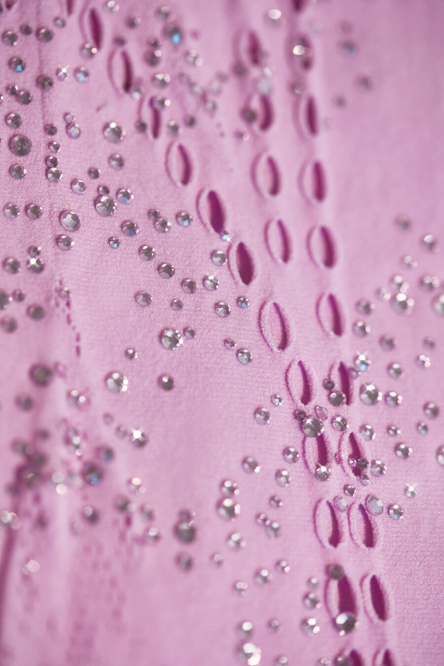 versierde halterminijurk in violetroze