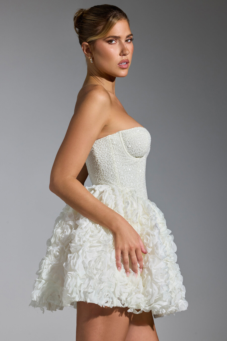 versierde mini-jurk met bloemenapplicaties en vetersluiting in wit