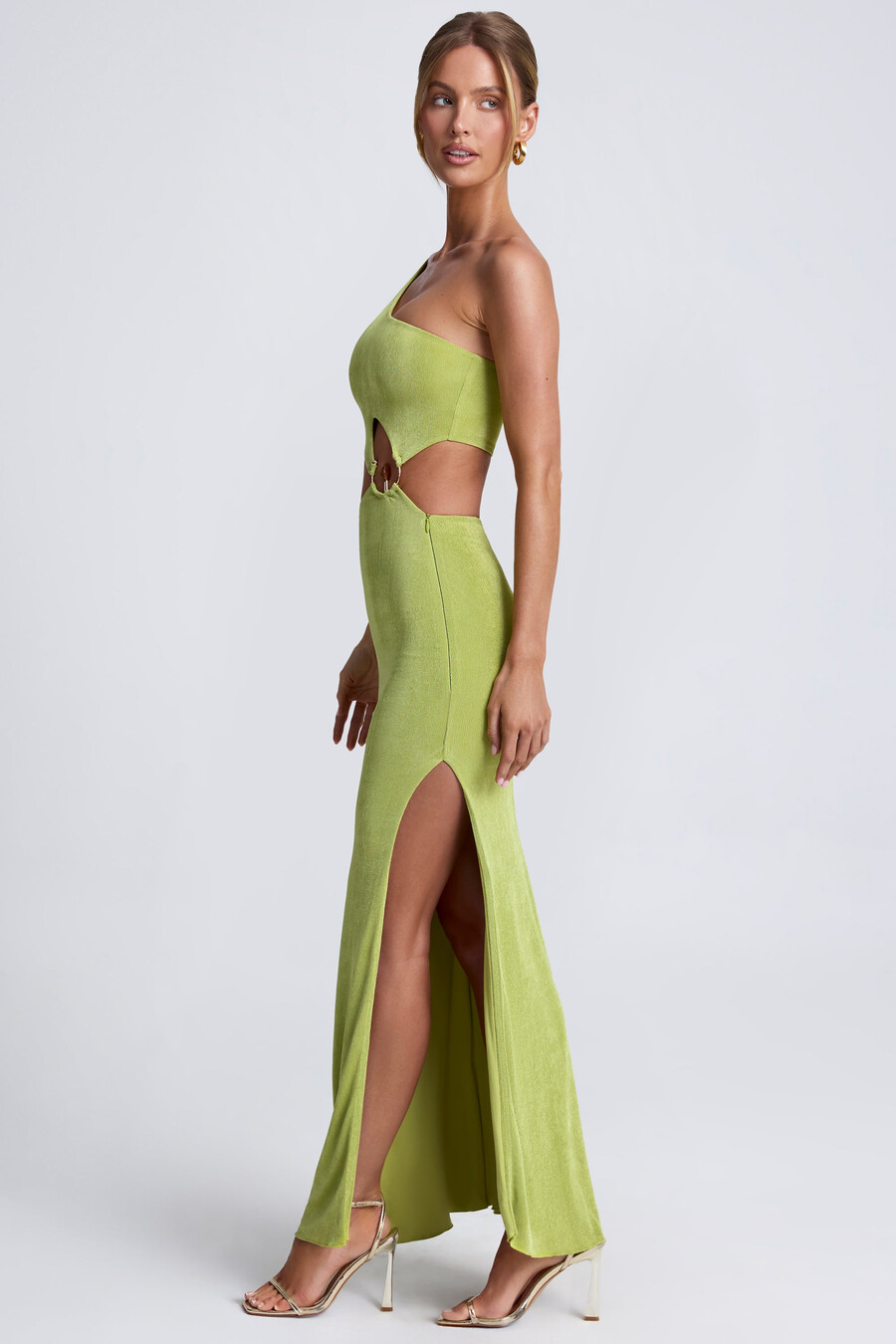 maxi-jurk met één schouder en metalen details in olijfgroen
