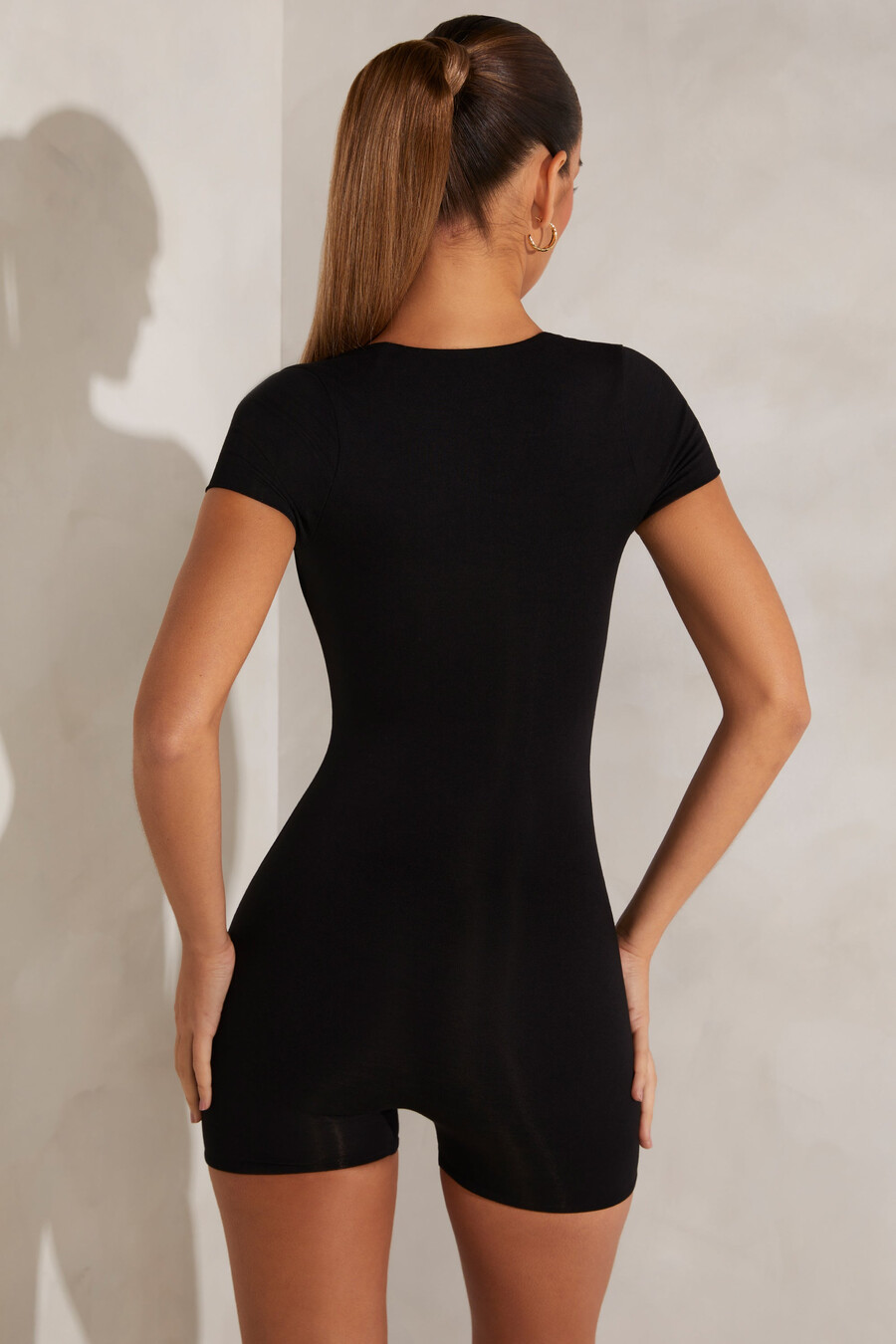 een jumpsuit met korte mouwen en vierkante hals in zwart