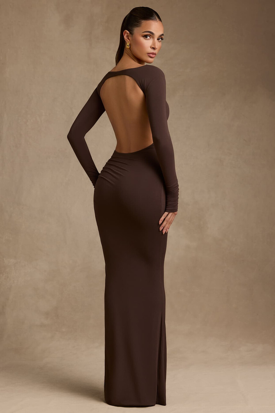 modal maxi-jurk met ruches en open rug in chocoladebruin.