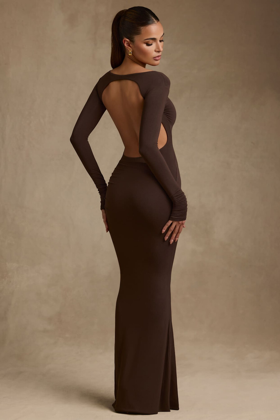 modal maxi-jurk met ruches en open rug in chocoladebruin.