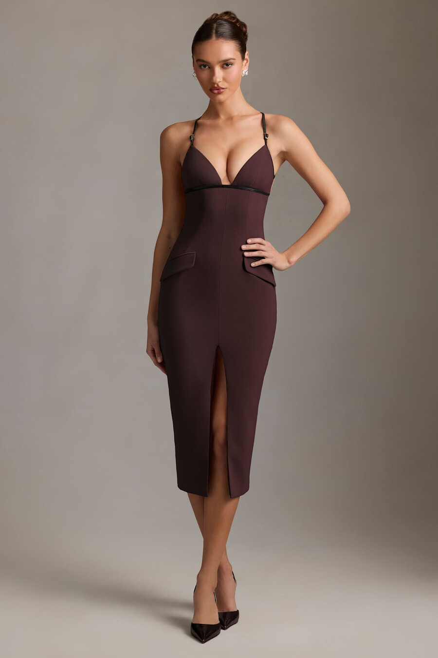 midaxijurk met diepe v-hals en open rug in chocoladebruin.