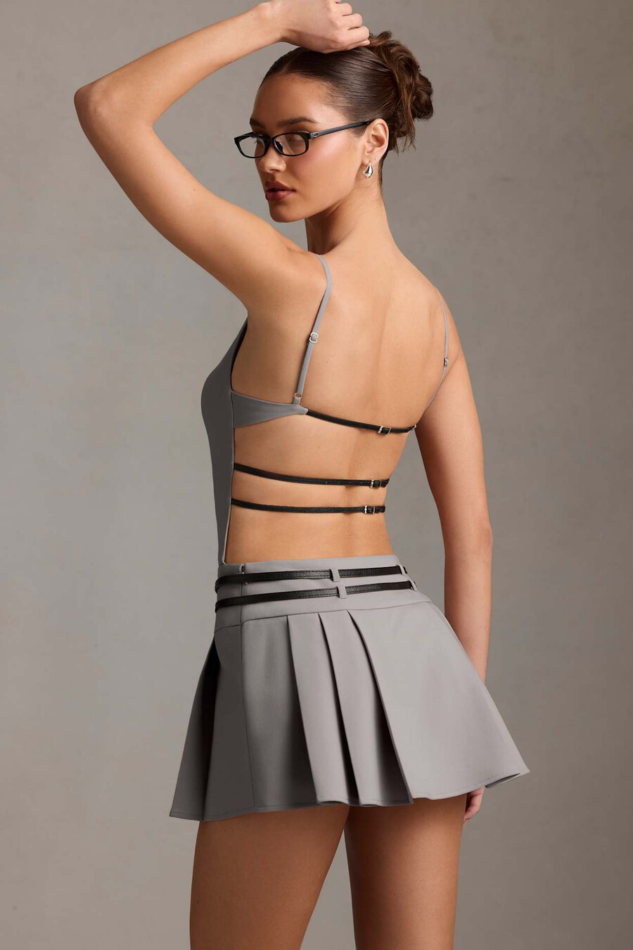 geplooide mini-jurk met open rug en riem in grijs
