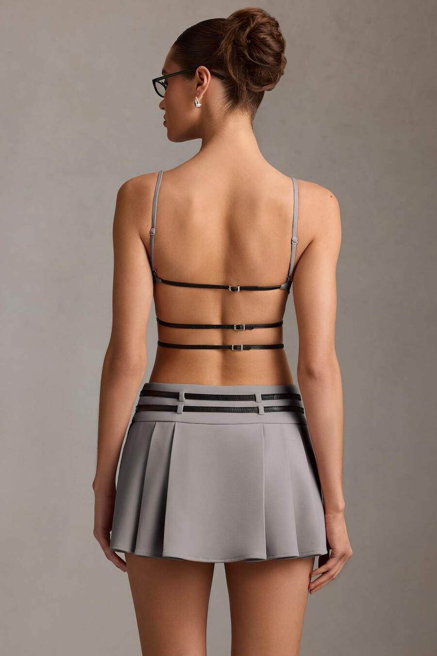 geplooide mini-jurk met open rug en riem in grijs