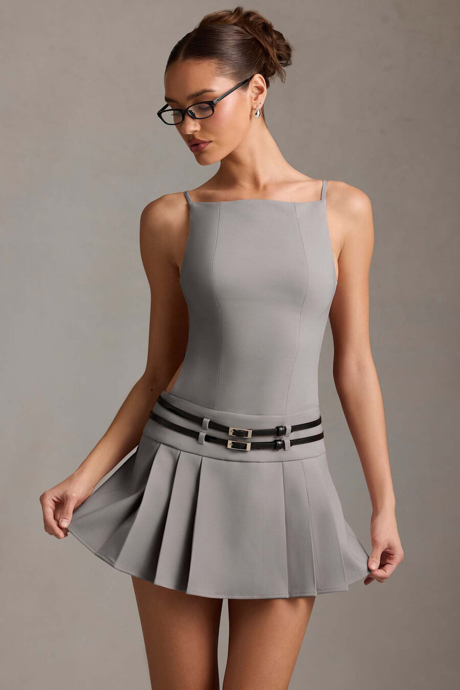 geplooide mini-jurk met open rug en riem in grijs