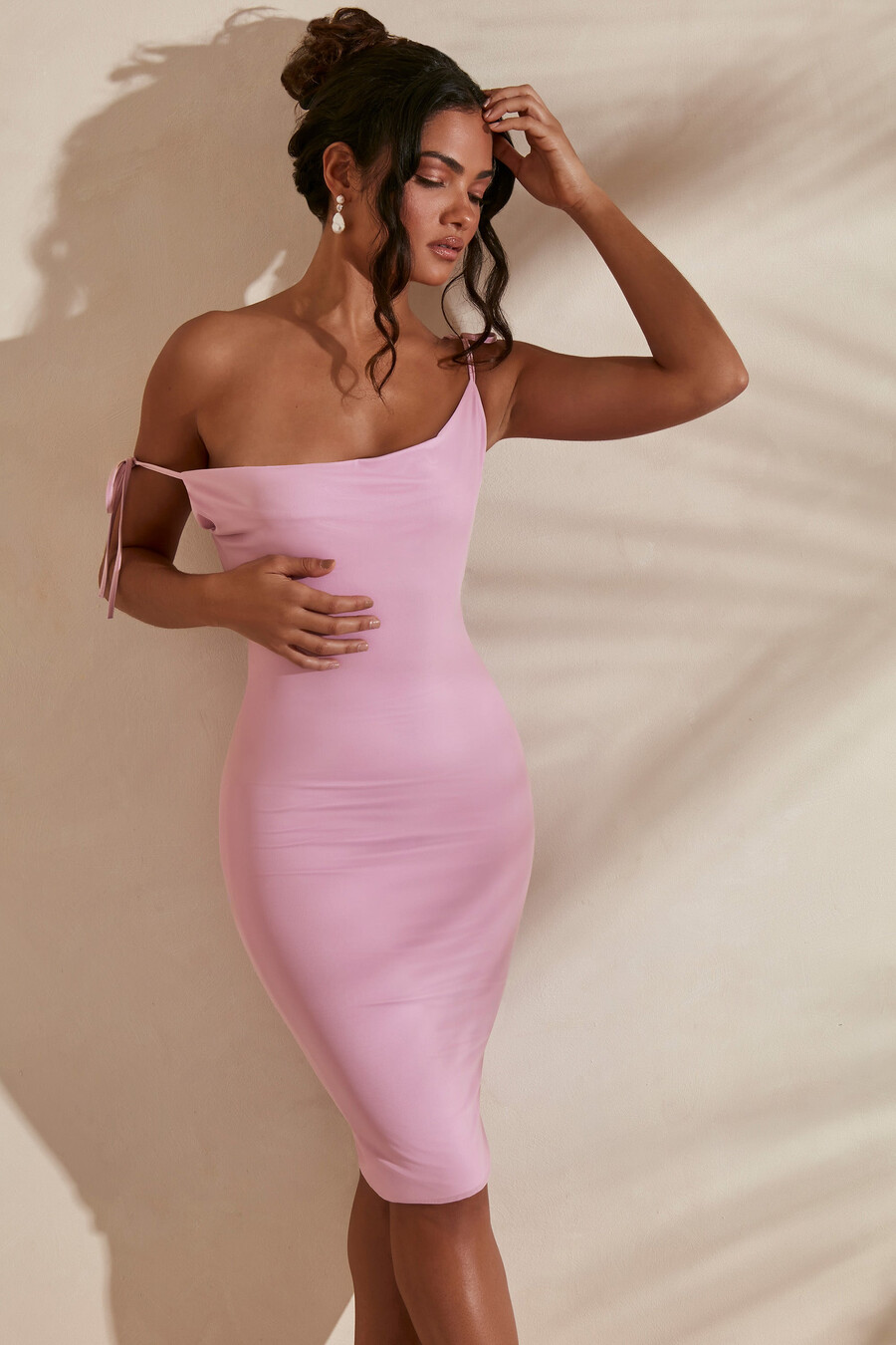 roze midi-jurk met watervalhals en open rug