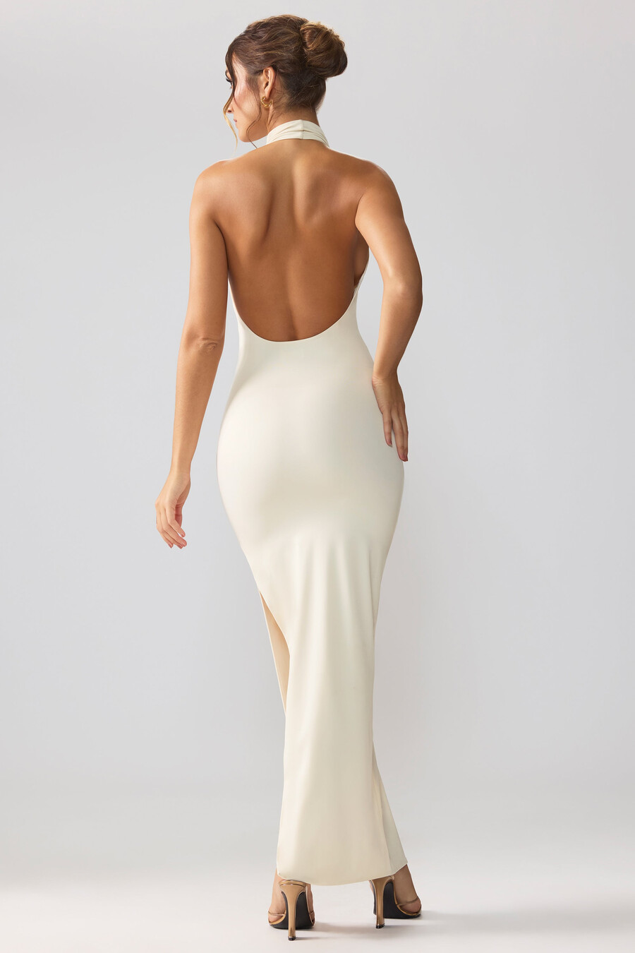 premium jersey maxi-jurk met colkraag en open rug in ivoor