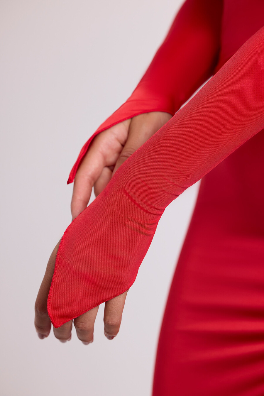maxi-jurk met capuchon en lange mouwen in vuurrood