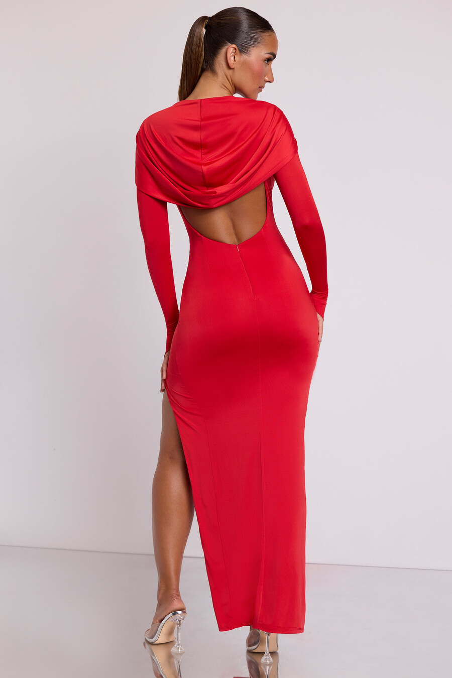 maxi-jurk met capuchon en lange mouwen in vuurrood
