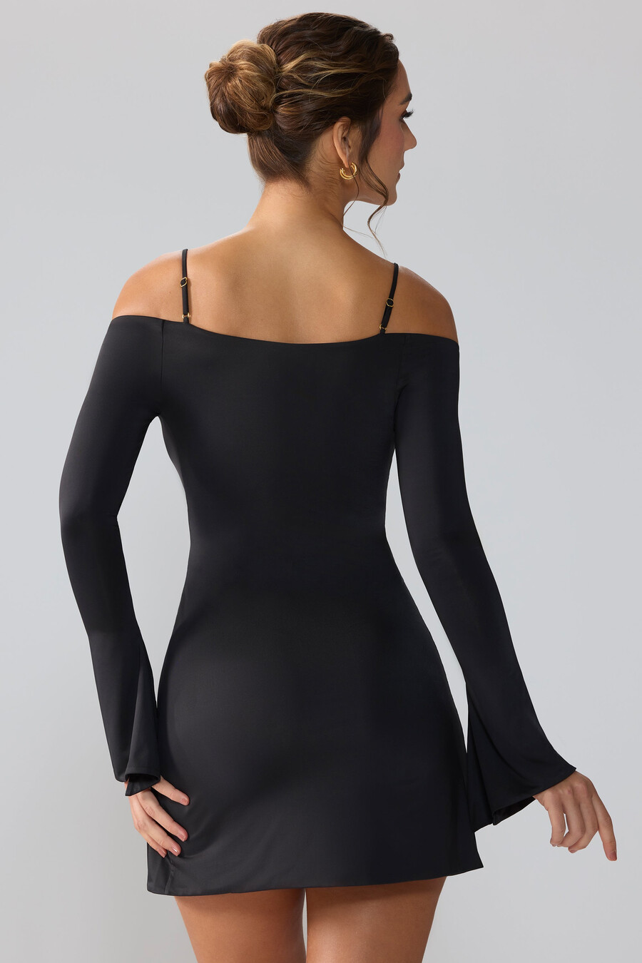 soepelvallende jersey mini-jurk met lange mouwen en uitsnijdingen in zwart