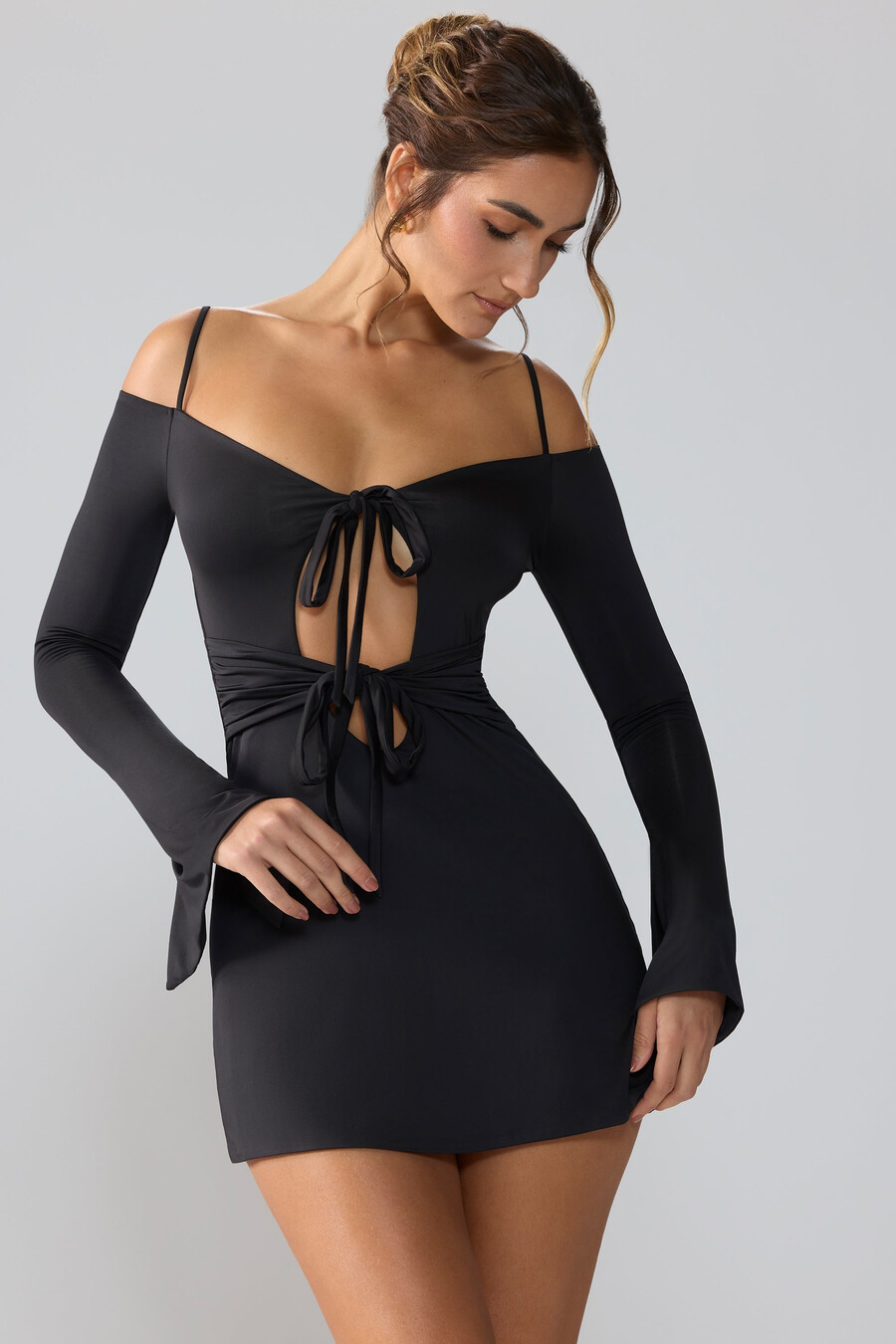 soepelvallende jersey mini-jurk met lange mouwen en uitsnijdingen in zwart