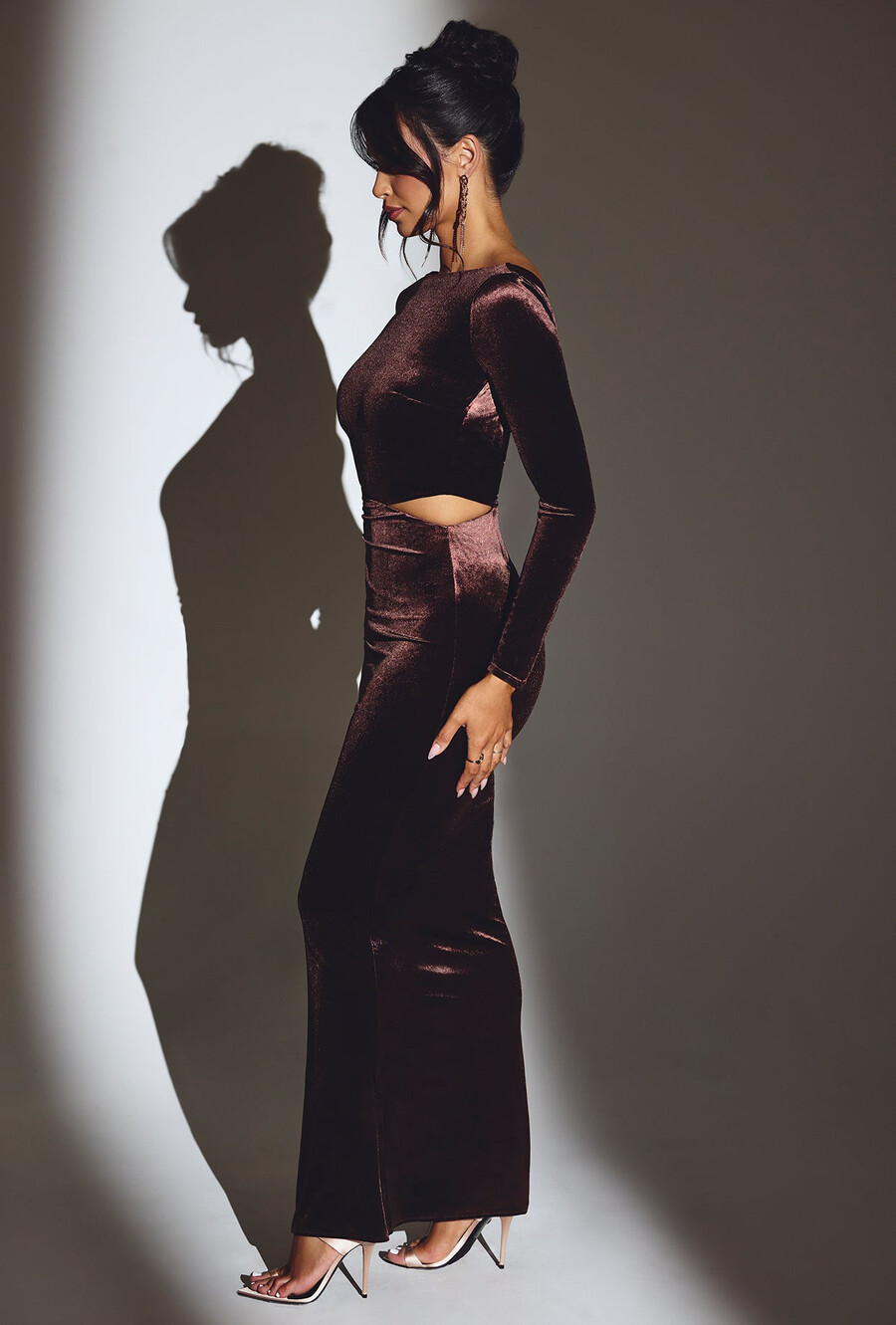 fluwelen maxi-jurk met lange mouwen in chocoladebruin.