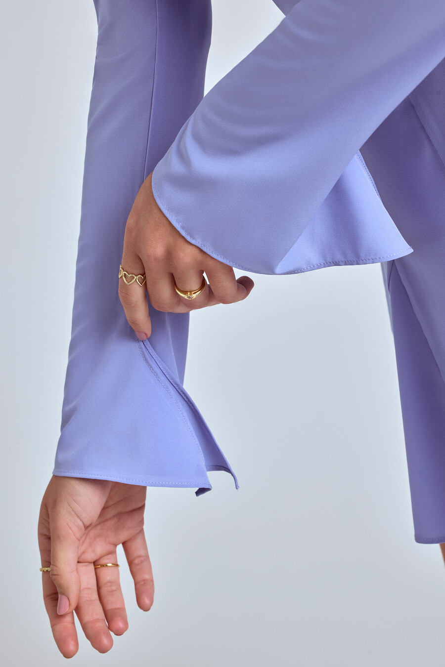 mini-jurk met lange mouwen en godetdetails in blauw-lavendelkleur.