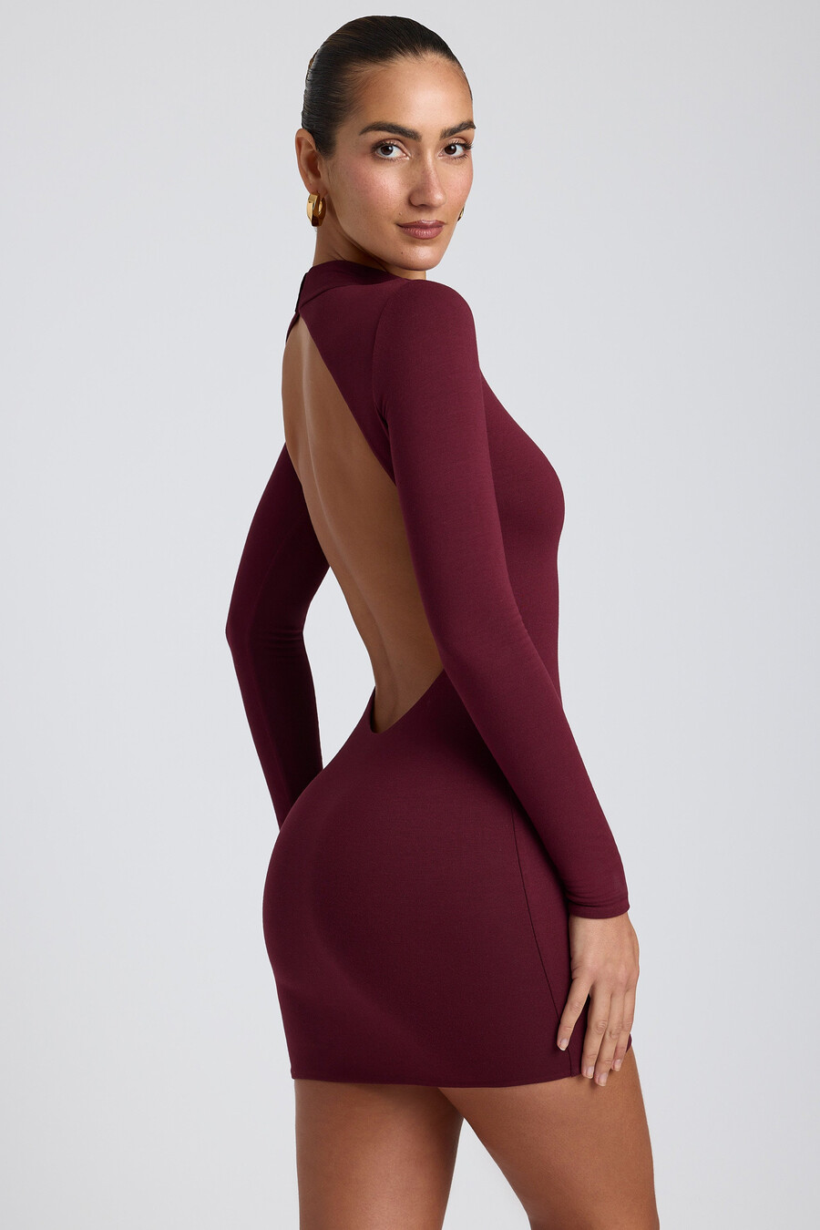 modal mini-jurk met open rug en lange mouwen in pruimkleur.
