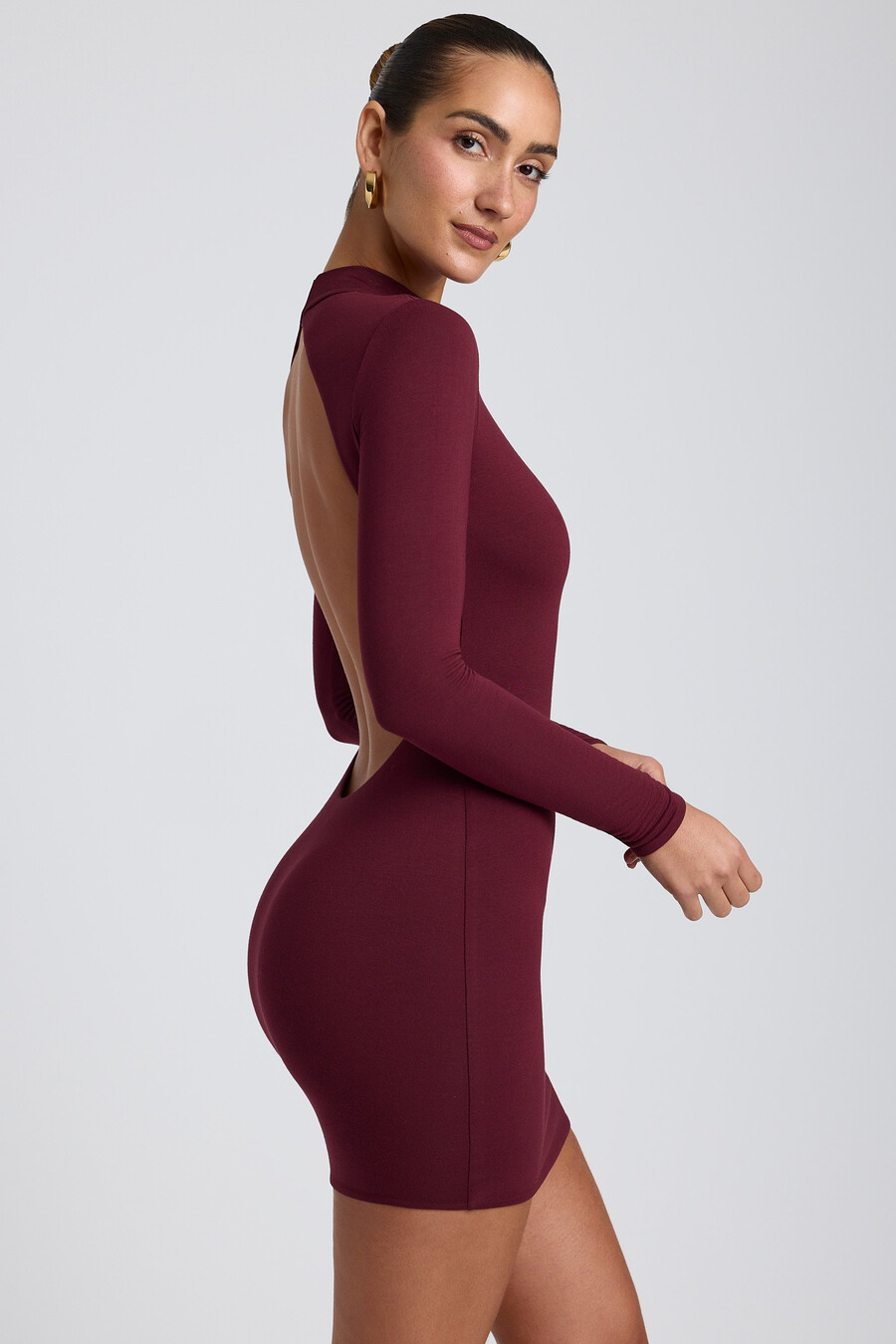 modal mini-jurk met open rug en lange mouwen in pruimkleur.