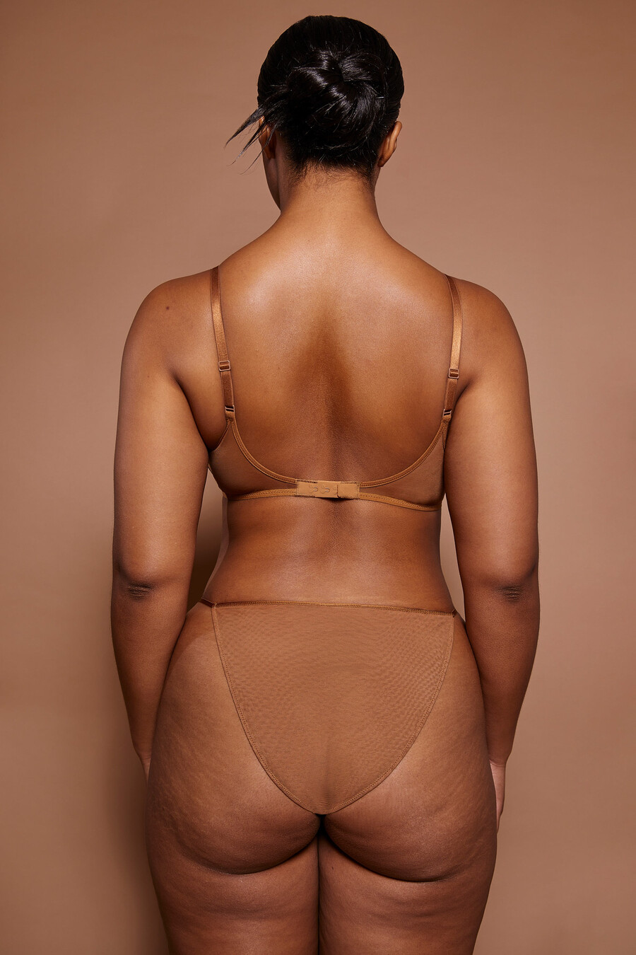 zachte mesh stringbikini in amandelkleur