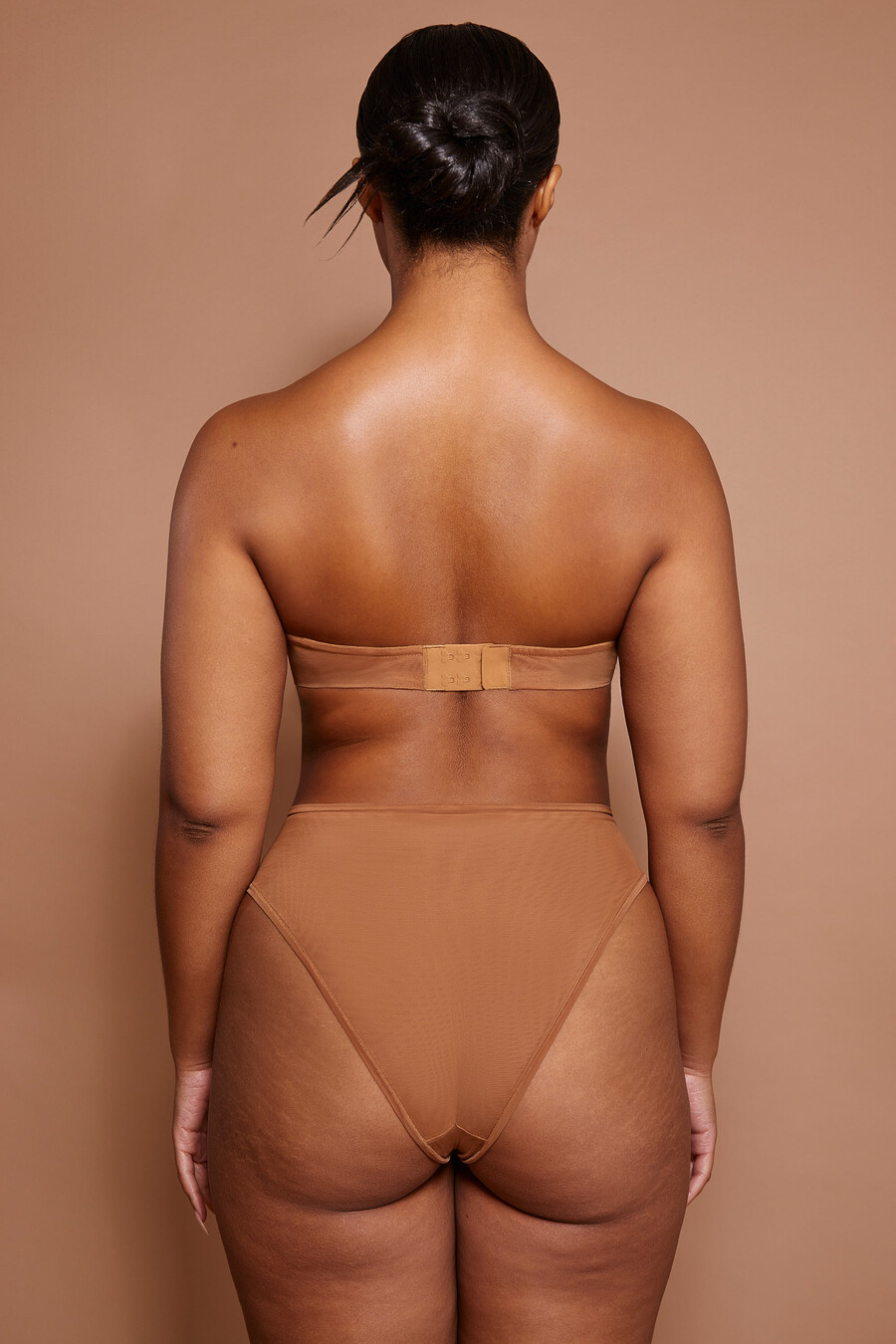 zachte mesh strapless bh in amandelkleur