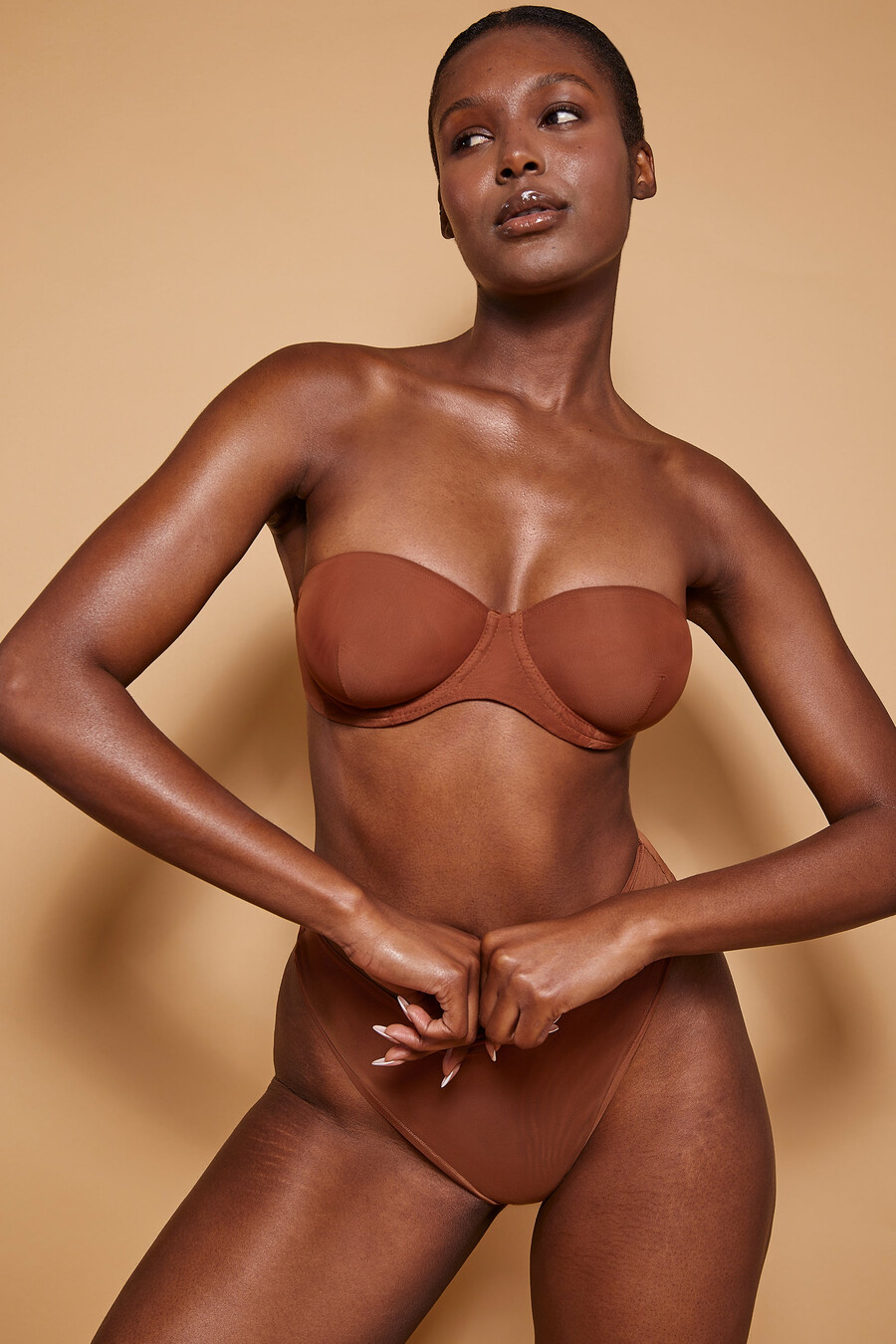 zachte mesh strapless bh in kastanjebruin
