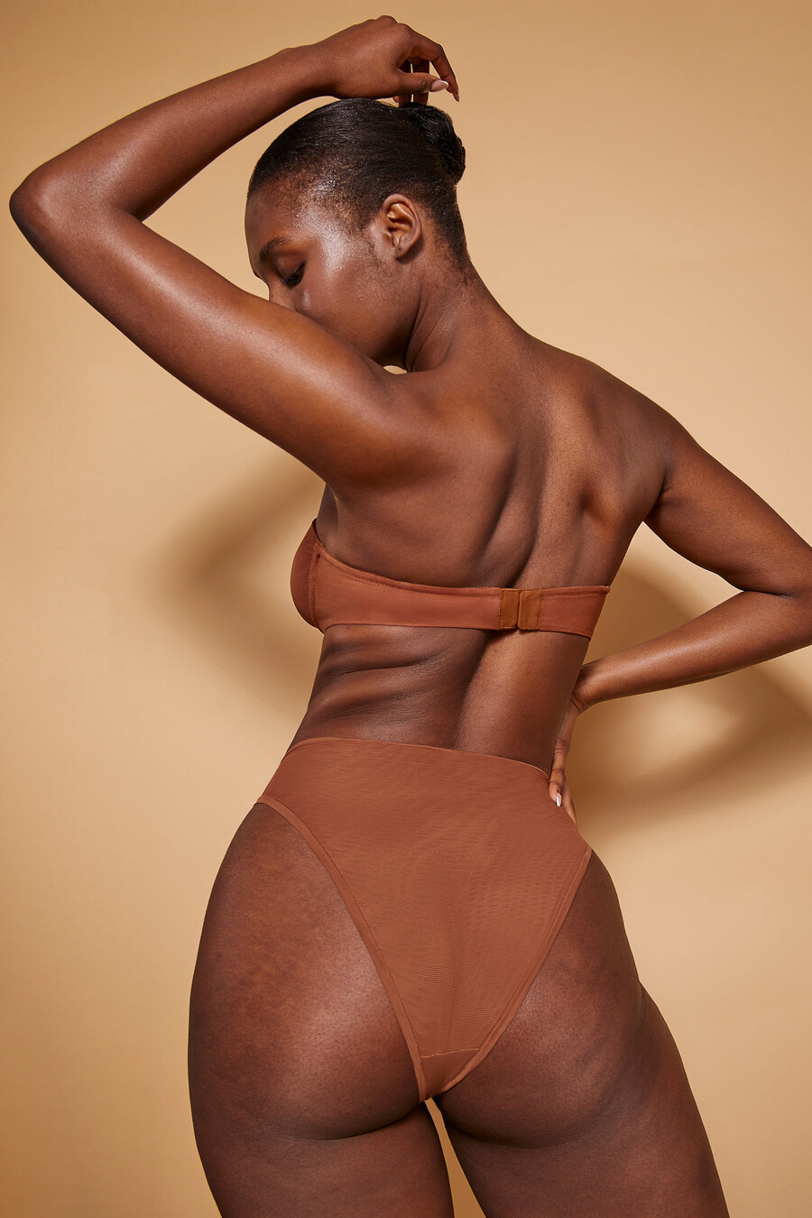 zachte mesh strapless bh in kastanjebruin