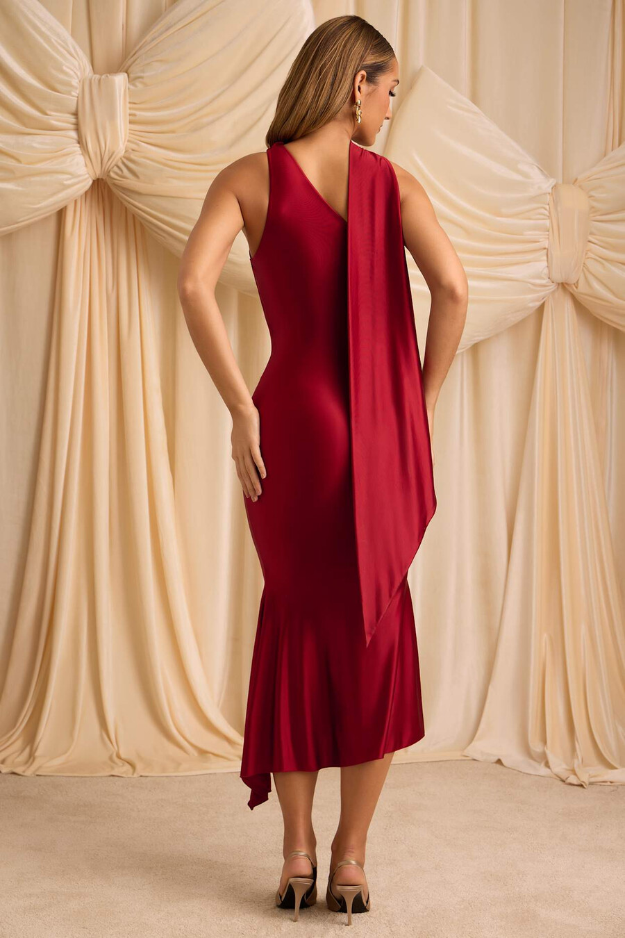 asymmetrische midaxijurk met sjaaldetails in helder rood